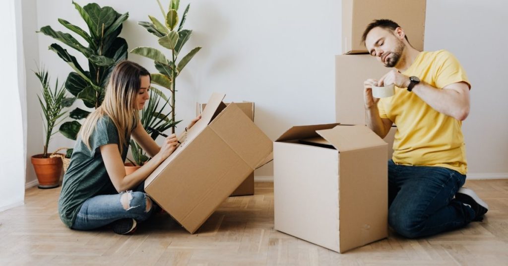 Un couple en train de préparer des cartons pour leur emménagement