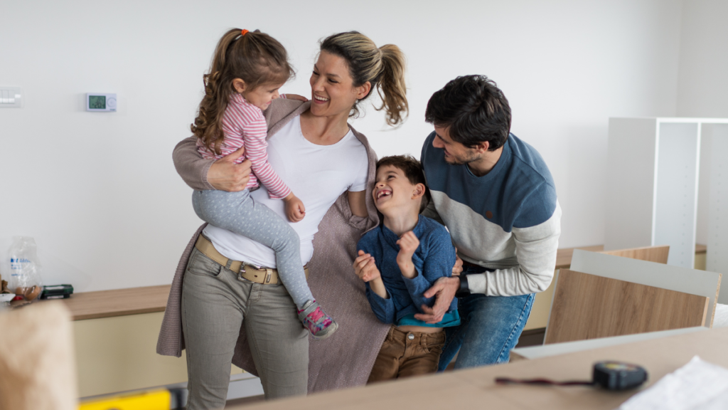 Instant de vie d'une famille qui monte des meubles dans un salon
