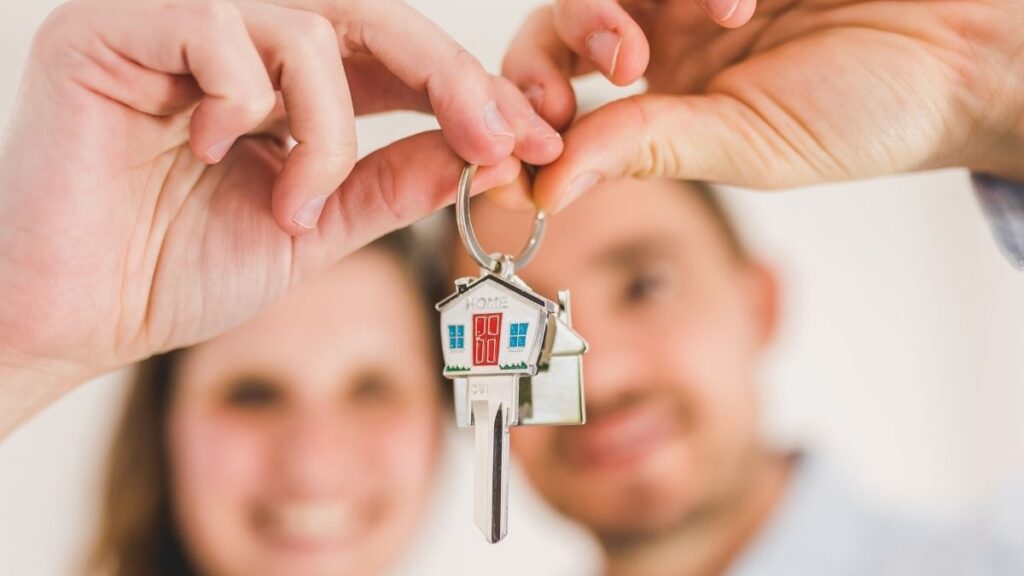 Couple tenant les clés de leur nouveau logement