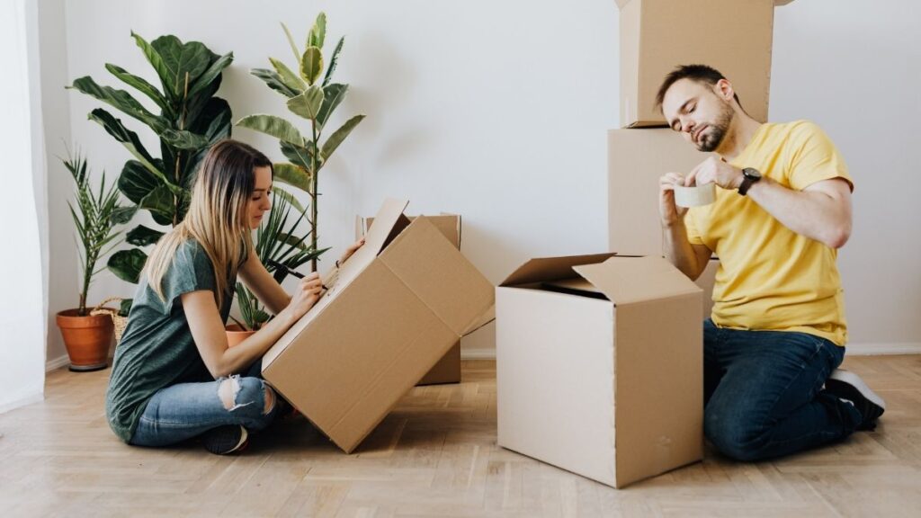 Un couple en train de préparer des cartons pour leur emménagement