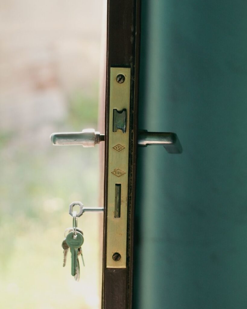 Porte d'entrée avec les clés sur la serrure