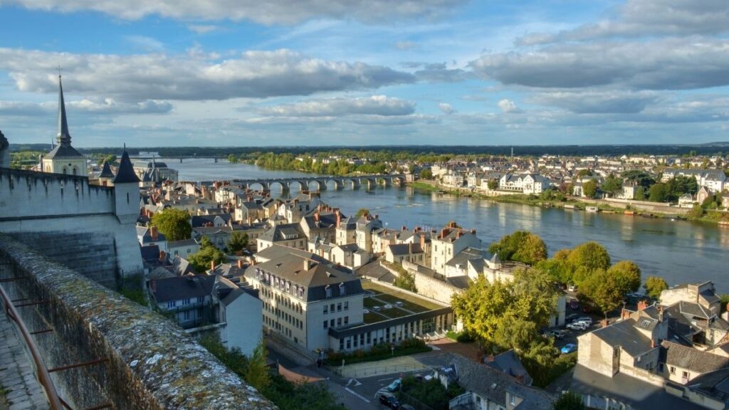 Panorama de la ville de Saumur avec la Loire